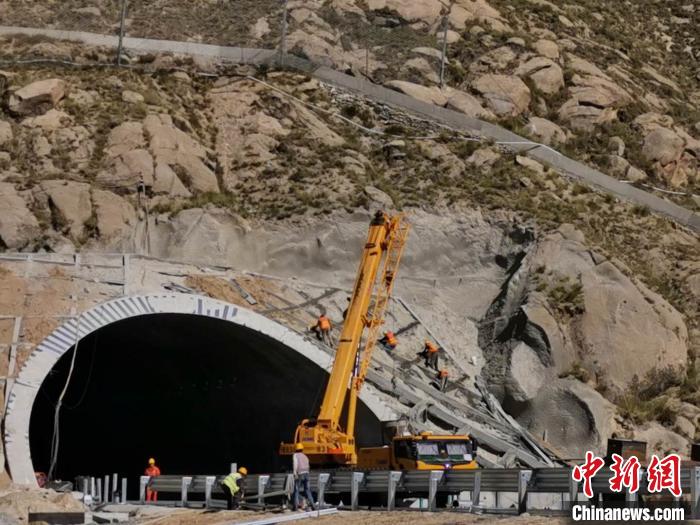 圖為9月8日，施工人員正在進行收尾工程施工。施工方供圖