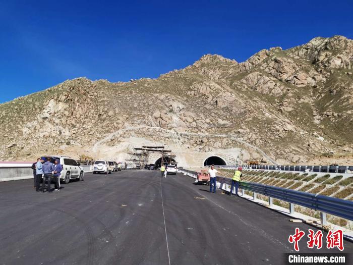 圖為9月8日，拉日公路拉薩段已初步具備通車條件。施工方供圖